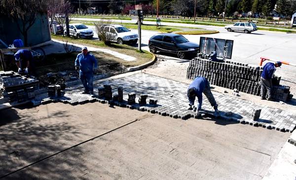 Comenzó el adoquinado de calle Fleming entre Ameghino y San Martín de Esquel