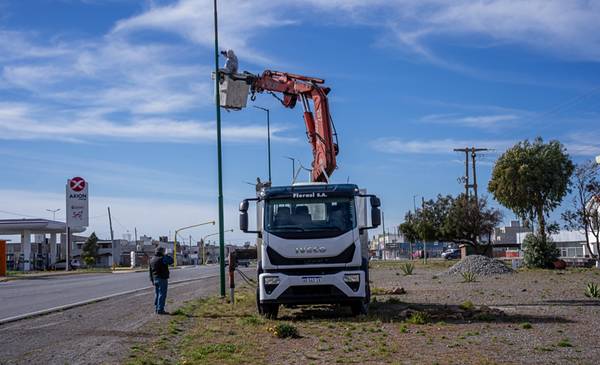 La Cooperativa mejora y protege postes de alumbrado público en Playa Unión