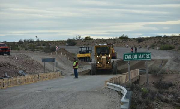Repasan tramo de ripio de la Ruta N° 25 en Las Plumas - Últimas ...