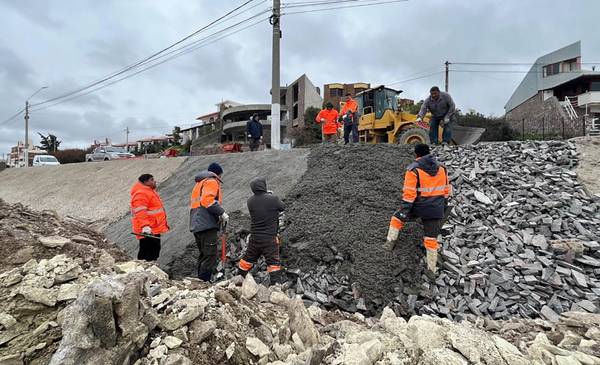 Avanza la refacción del muro de contención de la costanera en zona norte - Últimas Noticias: El Chubut