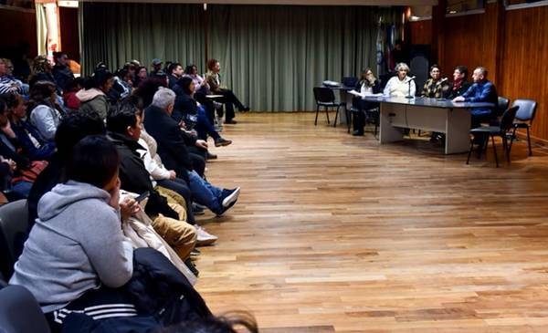 El municipio e IPV informaron a vecinos de Valle Chico sobre el proceso de adjudicación de sus viviendas - Últimas Noticias: El Chubut