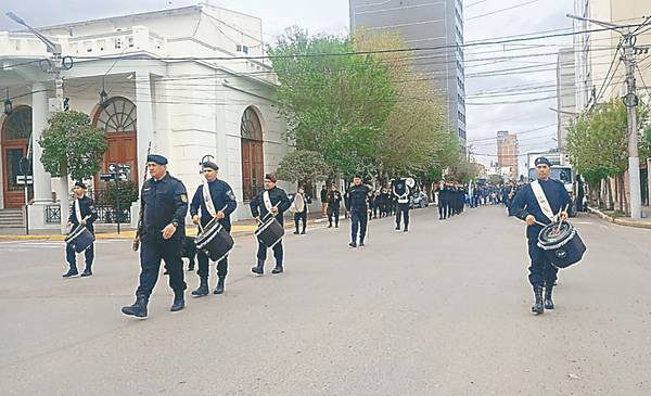 Agentes sanitarios de todo el país desfilaron por Trelew - Últimas Noticias: El Chubut