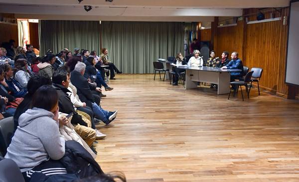 Municipio e IPV informaron a los vecinos de Valle Chico sobre el proceso de adjudicación de sus viviendas - Últimas Noticias: El Chubut