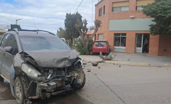 Fuerte choque con conductora golpeada en esquina de Trelew - Últimas Noticias: El Chubut