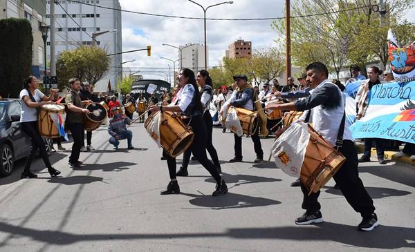 Trelew vive la 9ª Marcha de los Bombos en el marco de su mes aniversario - Últimas Noticias: El Chubut