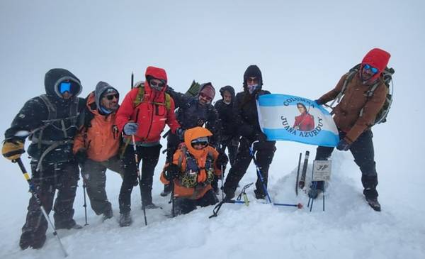 La cadena federal Cumbres por Malvinas llegó a la cumbre del cerro Nahuelpán - Últimas Noticias: El Chubut