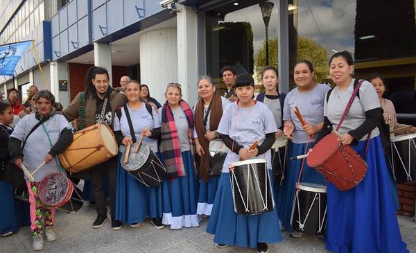 La Marcha de los Bombos recorrió las calles, visitó EL CHUBUT y se cantó el feliz cumpleaños por el aniversario del diario - Últimas Noticias: El Chubut