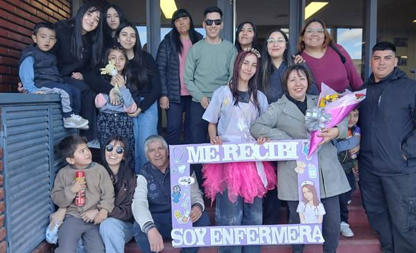 ENTRE ABRAZOS, CARAVANA Y EMOCION, CAROLINA FESTEJO SU TITULO DE ENFERMERA - Últimas Noticias: El Chubut