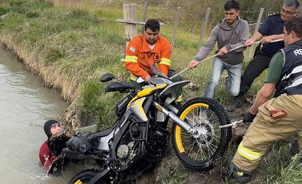 Su moto terminó dentro de un canal de riego y Bomberos debieron retirarla - Últimas Noticias: El Chubut