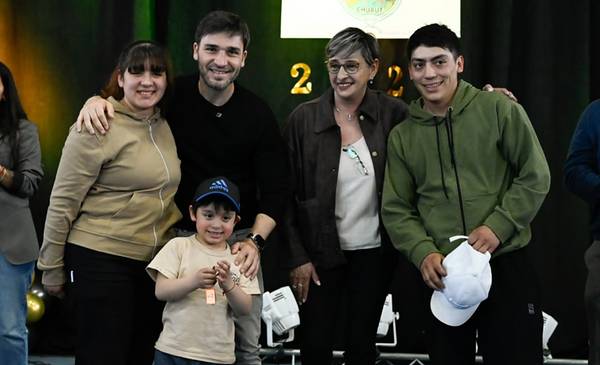 Torres encabezó una jornada histórica en Facundo y anunció la llegada del gas por red - Últimas Noticias: El Chubut