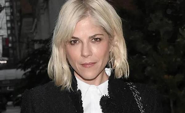 La actriz de "Legalmente rubia" Selma Blair fue arrestada por morder a una azafata - Últimas Noticias: El Chubut