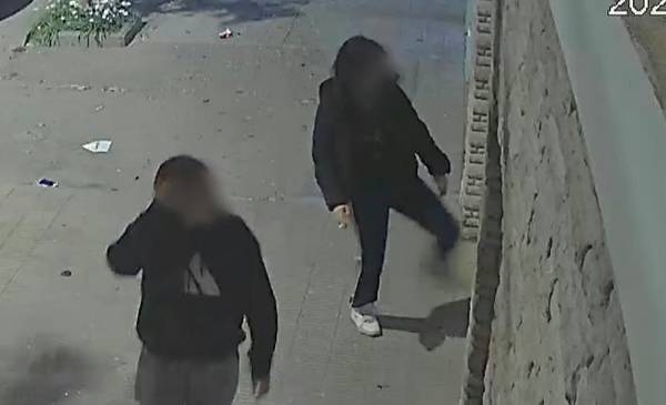 Trelew: Registran a jóvenes haciendo destrozos en la vía pública durante la noche - Últimas Noticias: El Chubut