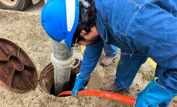 Mantenimiento de colectores cloacales en la zona céntrica de la ciudad - Últimas Noticias: El Chubut