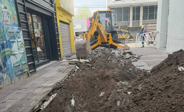 La Cooperativa Eléctrica renueva 30 metros de la red cloacal en pasaje La Rioja - Últimas Noticias: El Chubut