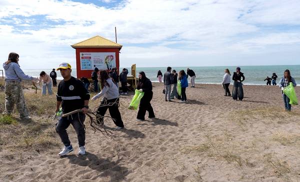 Más de 70 estudiantes participaron de una jornada ambiental en Playa Unión - Últimas Noticias: El Chubut