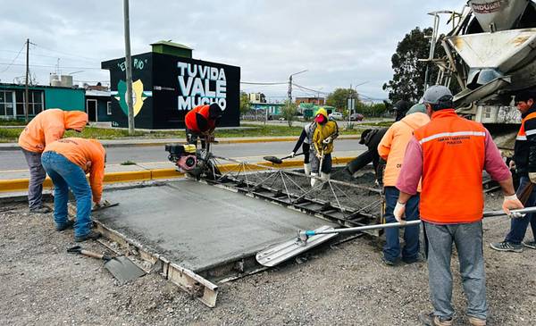 Comenzó el hormigonado sobre la avenida Antártida Argentina - Últimas Noticias: El Chubut
