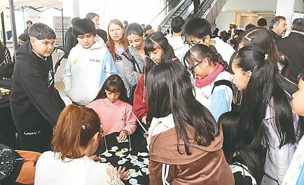 Los jóvenes fueron protagonistas en la apertura de la Feria del Libro - Últimas Noticias: El Chubut