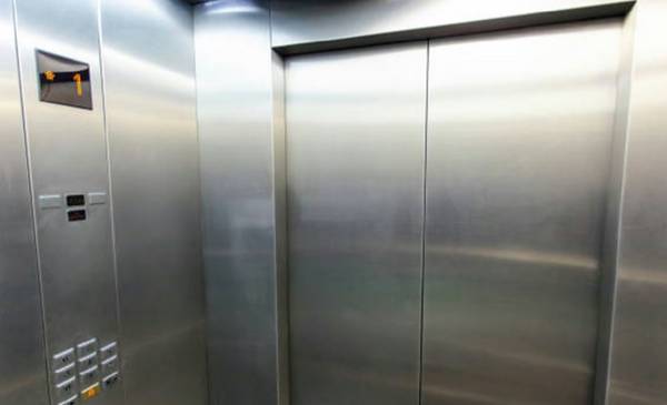 Un ascensor cayó con dos personas adentro en Comodoro - Últimas Noticias: El Chubut