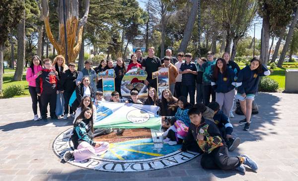 Estudiantes de Gobernador Costa de visita por la ciudad en un viaje de estudios - Últimas Noticias: El Chubut