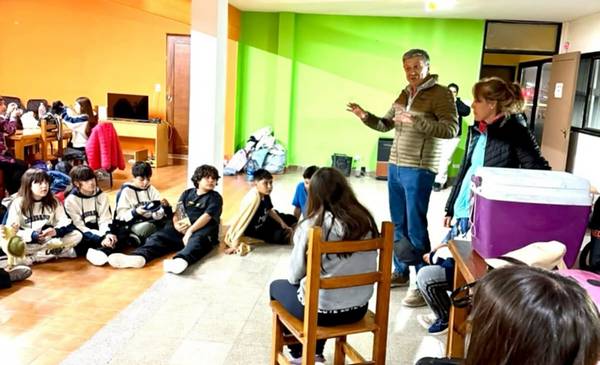 Menna visitó a alumnos de Camarones que hicieron posible un viaje educativo - Últimas Noticias: El Chubut