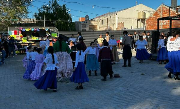 Dolavon celebró una gran fiesta de las colectividades con música, sabores y tradiciones