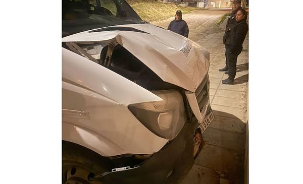 Combi estacionada se vino «cuesta abajo» y se estrelló contra una comisaría - Últimas Noticias: El Chubut