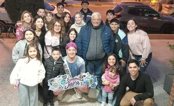 Caravana, emoción y festejo por nuevo profesional - Últimas Noticias: El Chubut