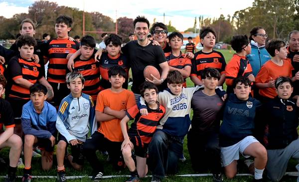 Torres inauguró la nueva iluminación del estadio de Bigornia y destacó las obras que se ejecutan en 11 clubes de Rawson