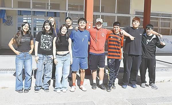 Estudiantes de la Escuela de Arte Nº 759 organizan un matebingo