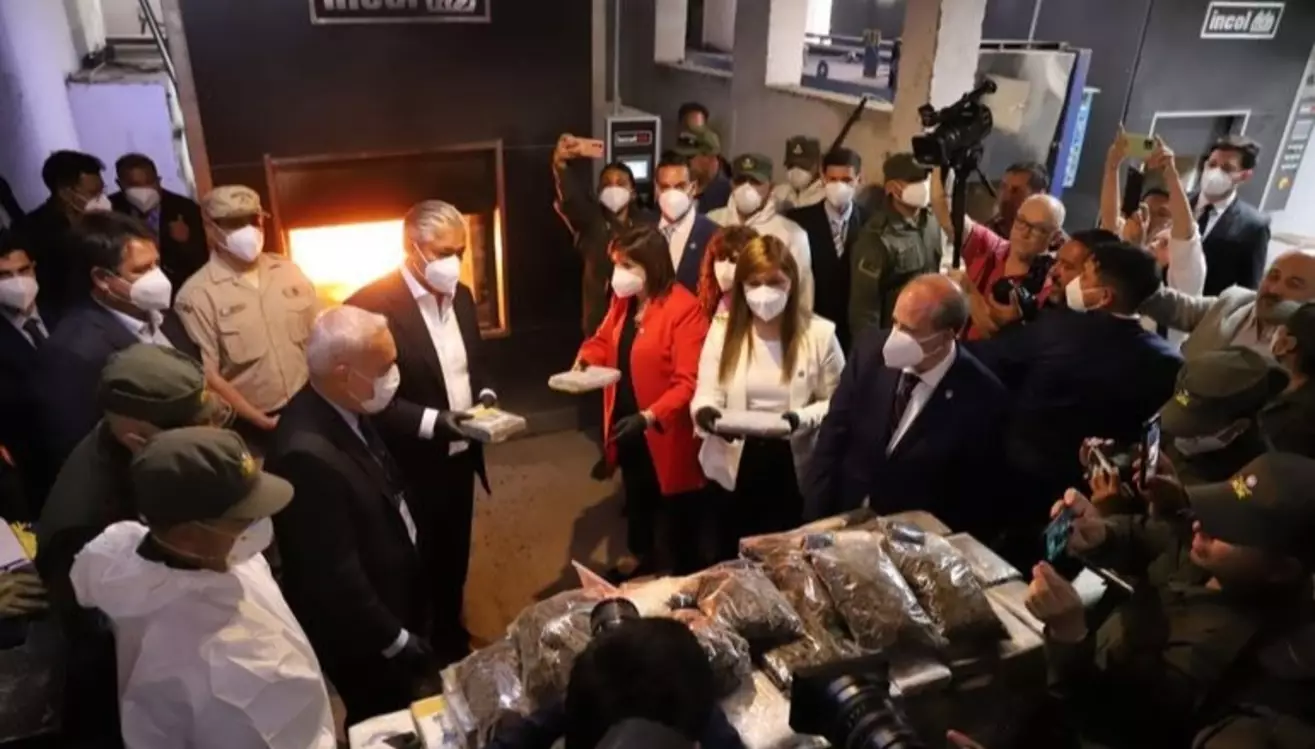Bullrich estuvo en Neuquén en una quema de drogas junto al Gobernador