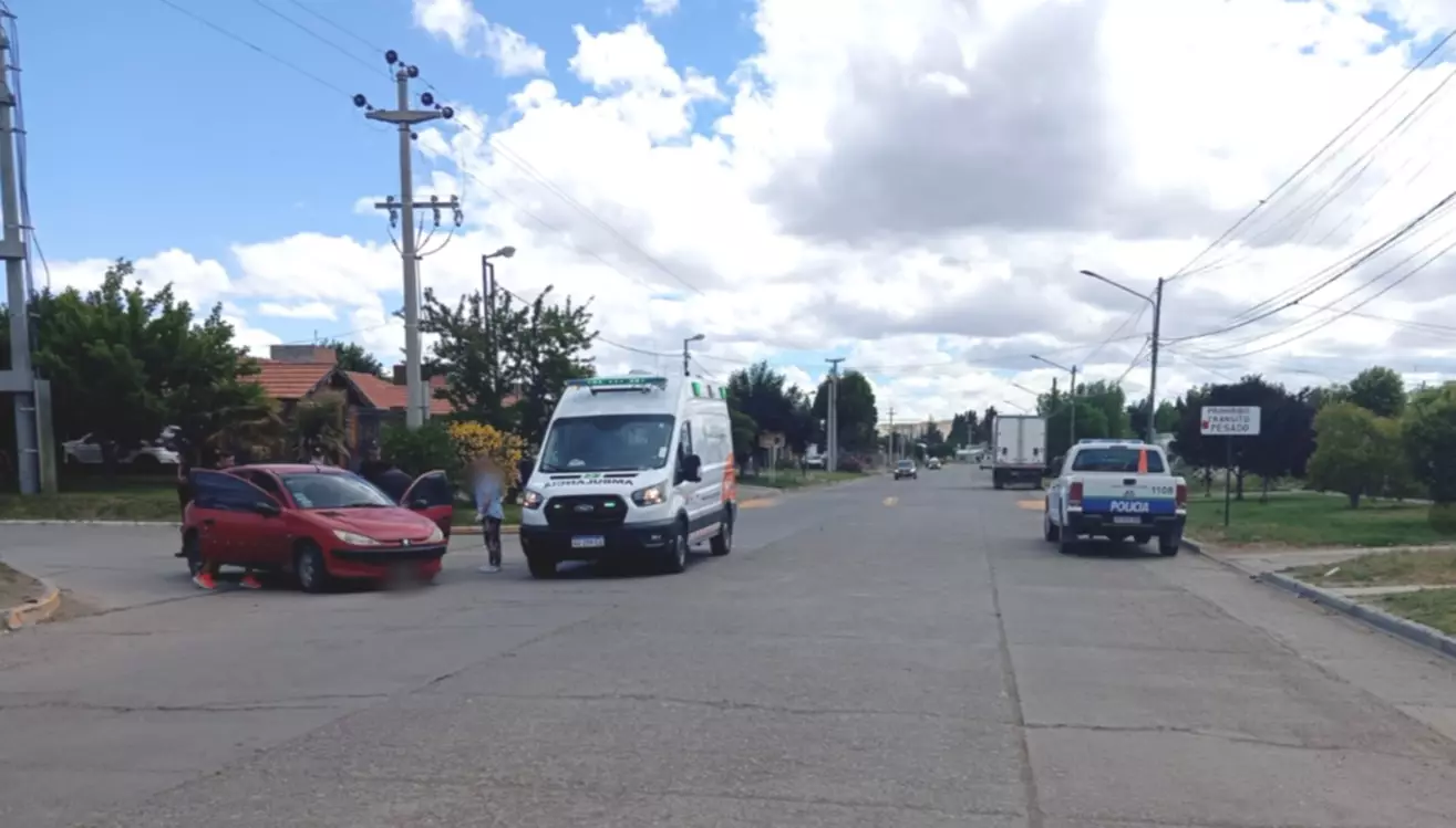 Se distrajo mirando a la Policía y golpeó a una mujer con su auto