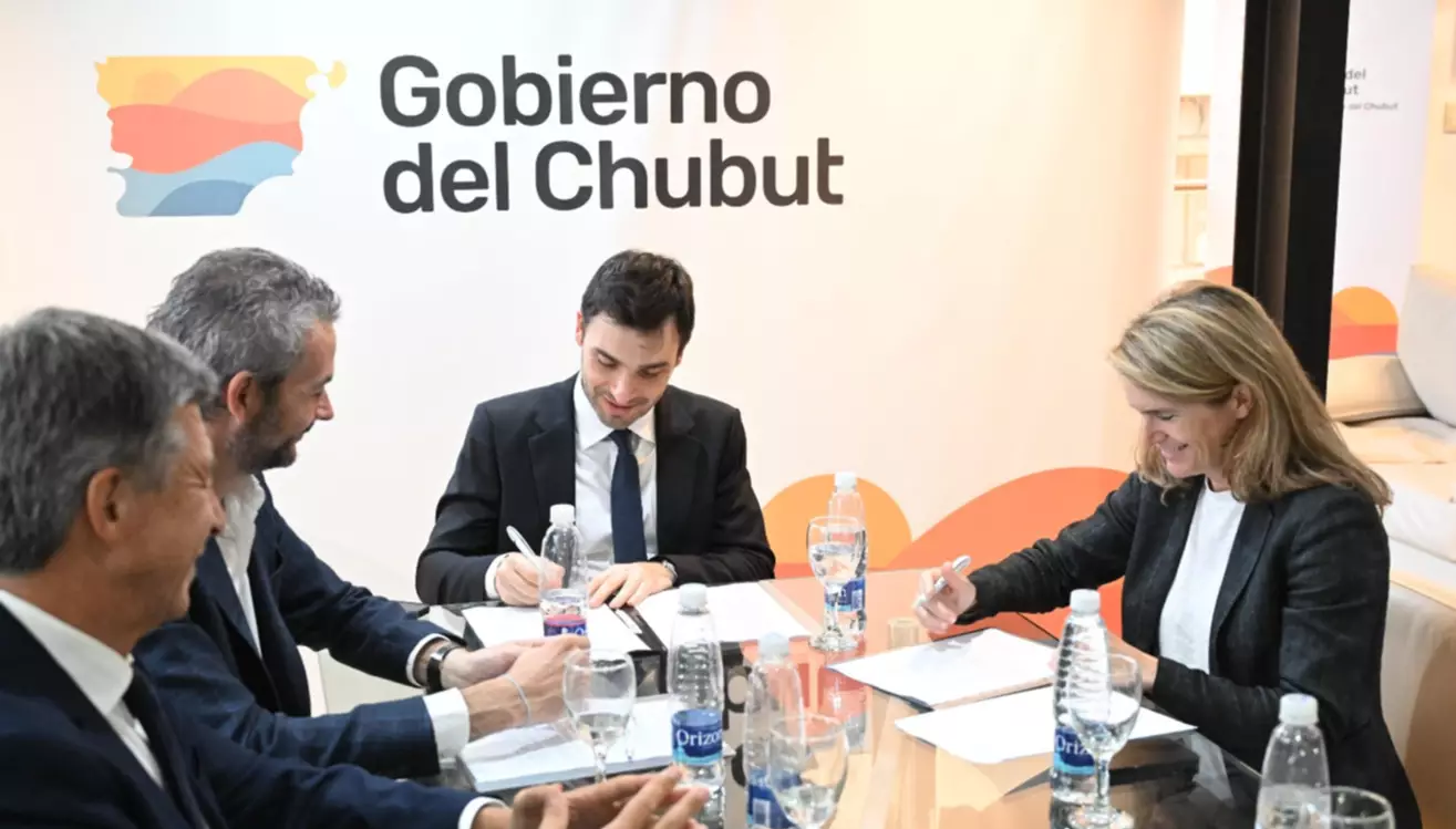 El gobernador de Chubut firmó acuerdo para avanzar en la construcción del Parque Eólico más grande del país