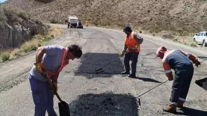 Trabajos de bacheo en el acceso a Las Plumas