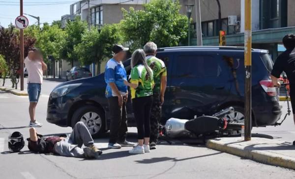 UN AUTO Y UNA MOTO CHOCARON EN PLENO CENTRO DE TRELEW - Últimas ...