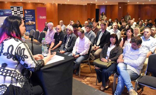 Comenzó la séptima edición de ExpoTIC enfocada en los procesos de la <b>Inteligencia</b> ... - El Chubut thumbnail