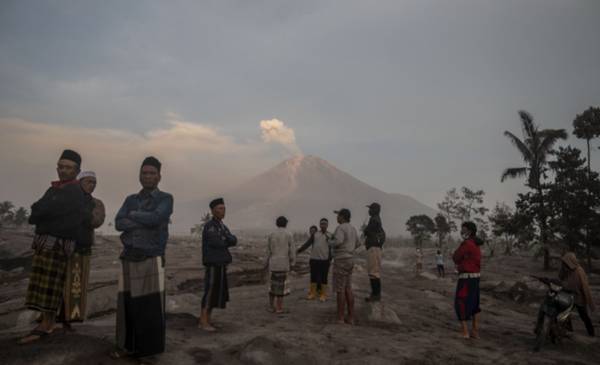Cerca de 2.500 evacuados por la erupción de un volcán en la isla de ...