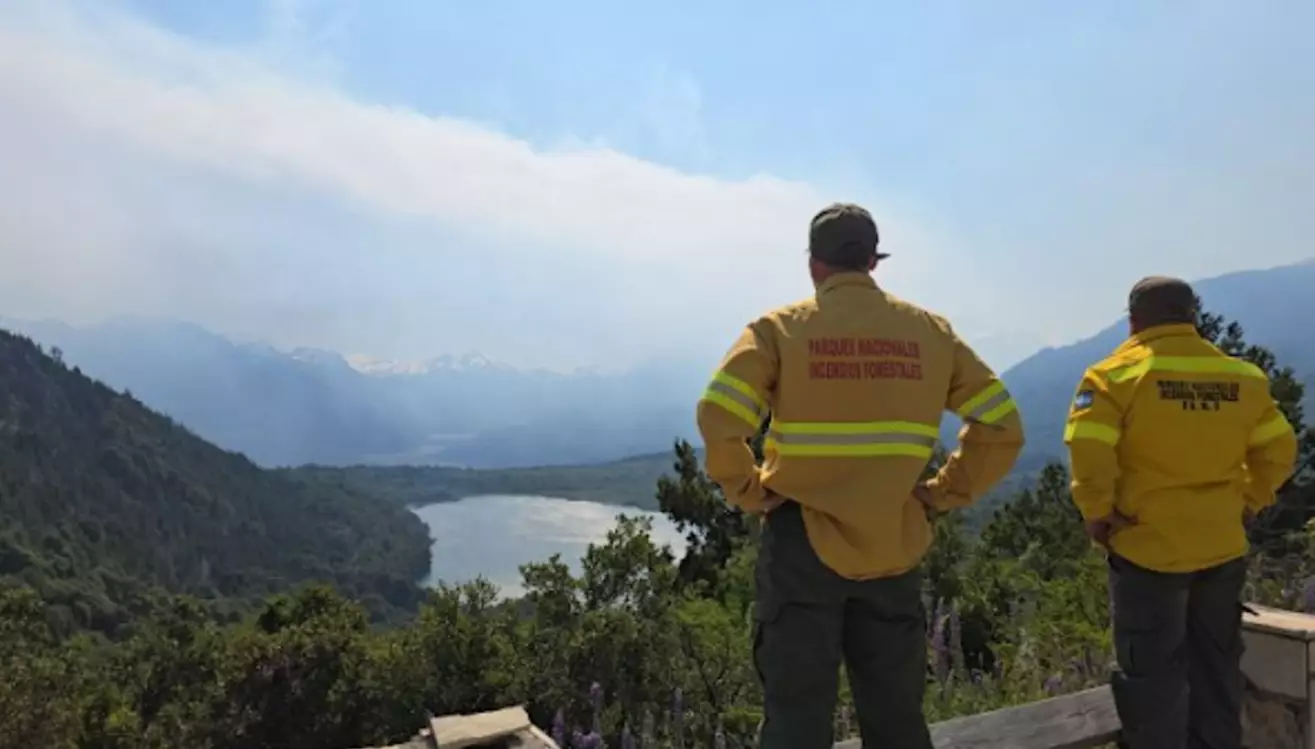 Sigue activo el incendio en el Parque Nacional Nahuel Huapi Sigue activo el incendio en el Parque Nacional Nahuel Huapi